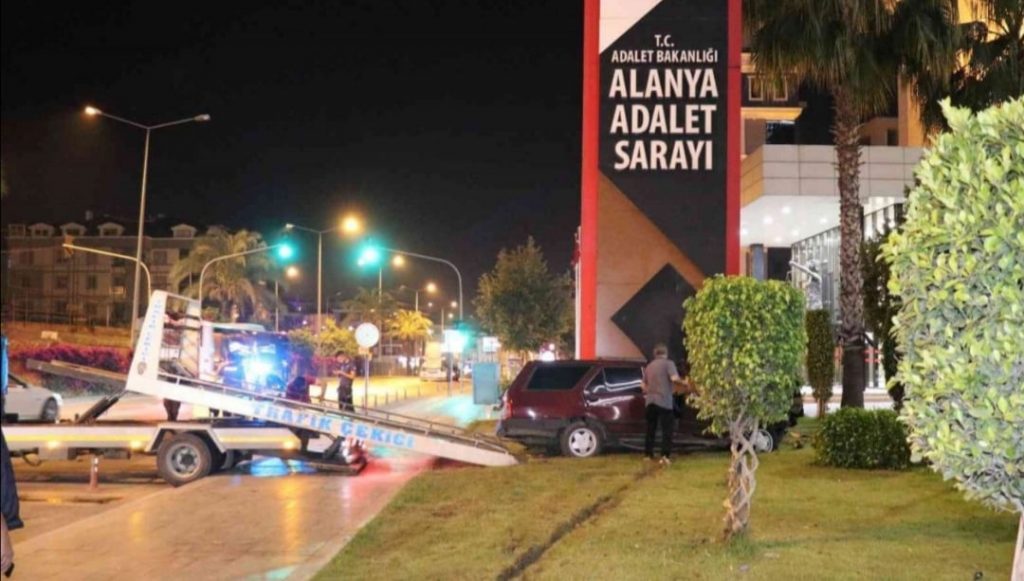 ADLİYE ÖNÜNDE KORKUTAN KAZA