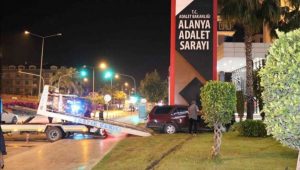 ADLİYE ÖNÜNDE KORKUTAN KAZA