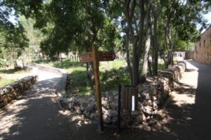 ALANYA KALESİ GEZİ ROTASINDAKİ YÖNLENDİRME LEVHALARI VE PANOLAR YENİLENDİ