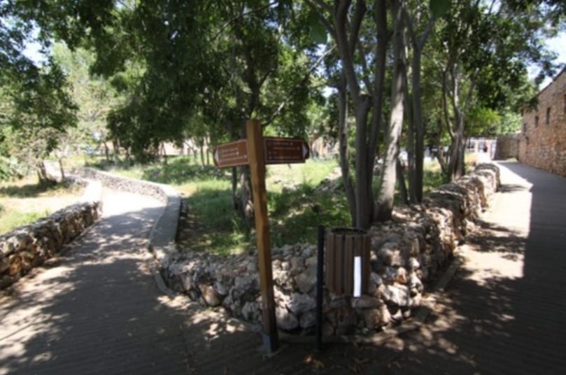 ALANYA KALESİ GEZİ ROTASINDAKİ YÖNLENDİRME LEVHALARI VE PANOLAR YENİLENDİ