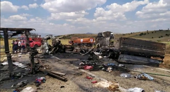 TIR İLE KAMYONET ÇARPIŞTI 3 ÖLÜ