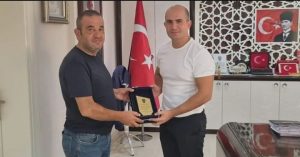 EMNİYET MÜDÜRÜ PATAT’TAN EMEKLİ OLAN MEMURUNA PLAKET 