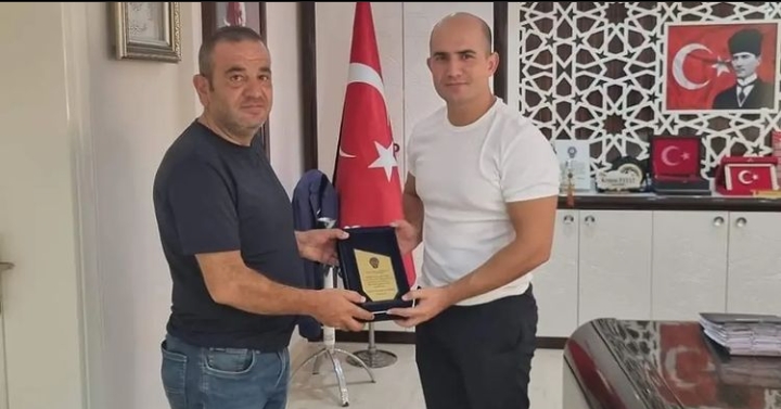 EMNİYET MÜDÜRÜ PATAT’TAN EMEKLİ OLAN MEMURUNA PLAKET
