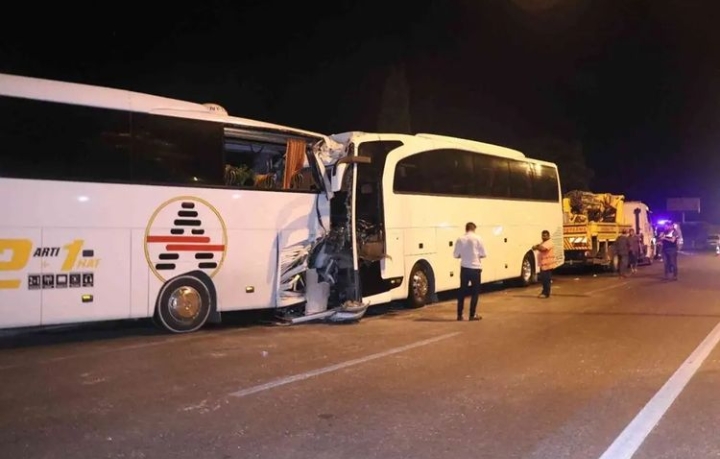 ALANYA’DA 2 OTOBÜSÜN ÇARPIŞTIĞI KAZADA 25 YARALI