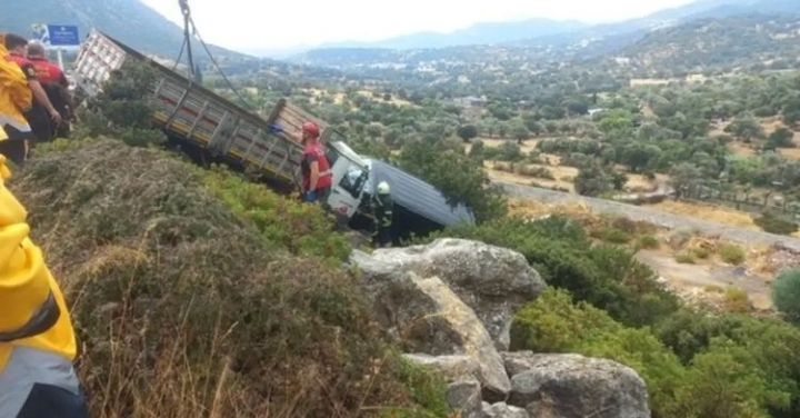 KAZA GEÇİREN TATLISES SIKIŞTIĞI YERDEN KURTARILMAYA ÇALIŞILIYOR