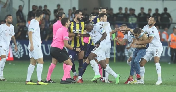 TARAFTARDAN BEŞİKTAŞLI FUTBOLCUYA TEKME