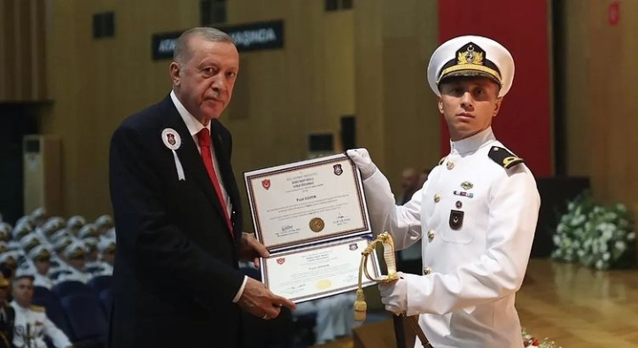 ALANYA’NIN GURURU FUAT TEĞMEN MEZUNİYET BELGESİNİ BAŞKAN ERDOĞAN’DAN ALDI