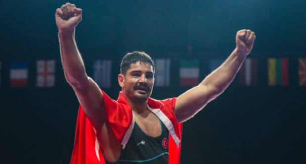 TAHA AKGÜL’DEN ALTIN MADALYA