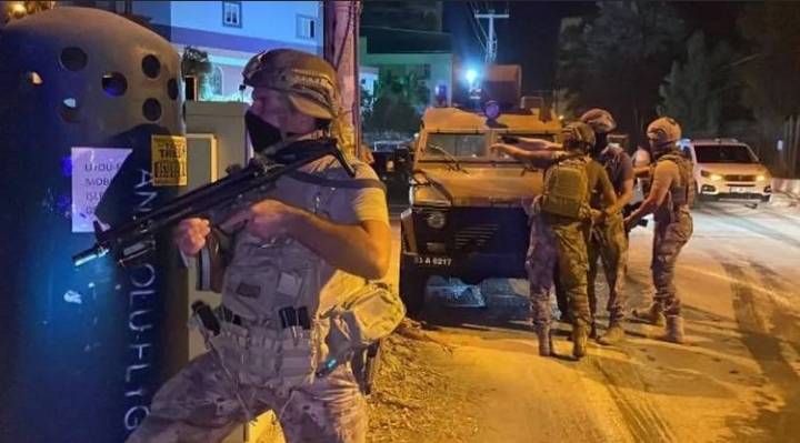 MERSİN’DE POLİSEVİNE SALDIRI 2 POLİS YARALANDI