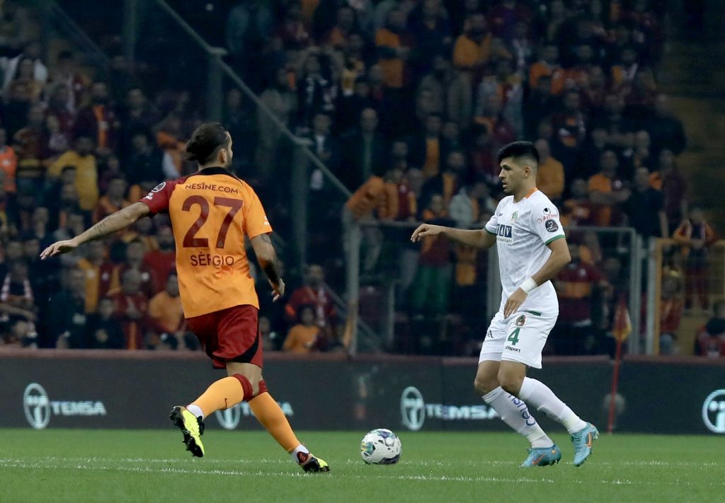 ALANYASPOR GERİDEN GELEREK PUANI KAPTI