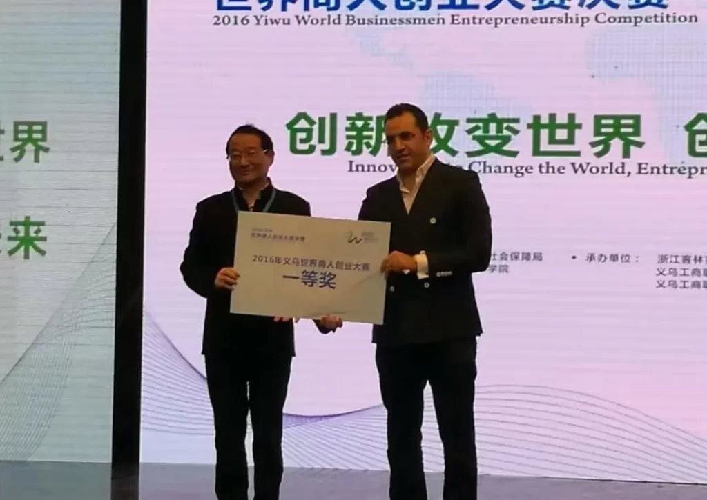 ALANYASPOR’UN ESKİ FUTBOLCUSU ÖZCAN SEZER, ÇİNDE ÖDÜL ALDI