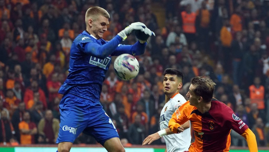 RUNARSSON MAÇA DAMGA VURDU