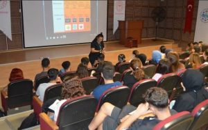 İNTÖRN HEMŞİRELERE, ENFEKSİYON VE KORUNMA YOLLARI ANLATILDI