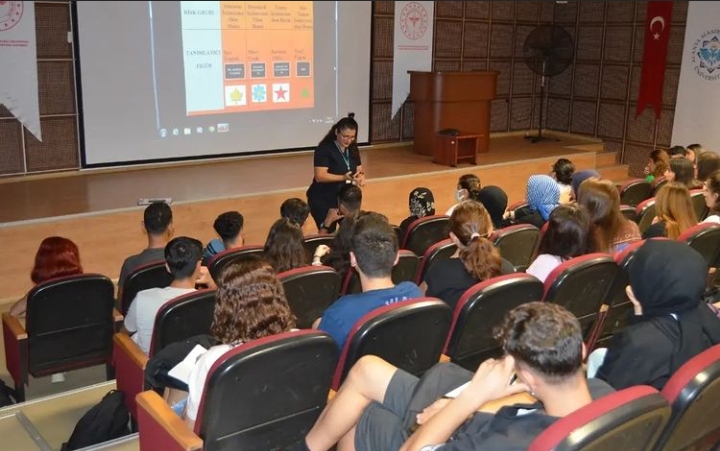 İNTÖRN HEMŞİRELERE, ENFEKSİYON VE KORUNMA YOLLARI ANLATILDI