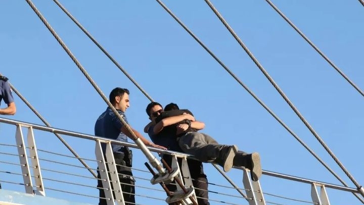 ANTALYA POLİSİ BİR GENCİN HAYATINI KURTARDI