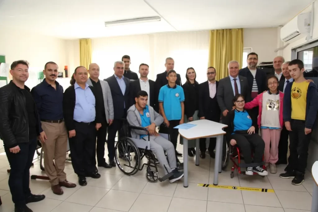 BAŞKAN ERDEM ÖZEL ÖĞRENCİLERİ UNUTMADI