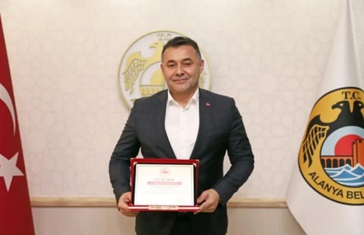 ALANYA’NIN GURURU BAŞKAN YÜCEL’E “YILIN EN BAŞARILI BELEDİYE BAŞKANI” ÖDÜLÜ