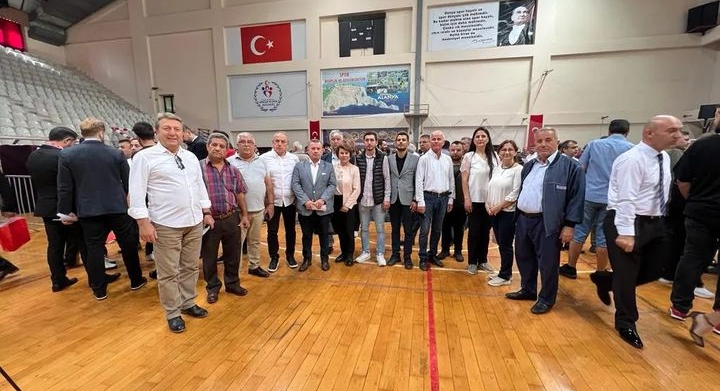 BAŞKAN KARADAĞ VE EKİBİ SEÇİM SALONUNU ŞOV ALANINA ÇEVİRDİ