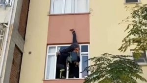 YAŞLI VE ŞAŞKIN ADAMI İTFAİYE KURTARDI