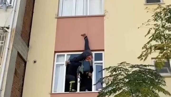 YAŞLI VE ŞAŞKIN ADAMI İTFAİYE KURTARDI