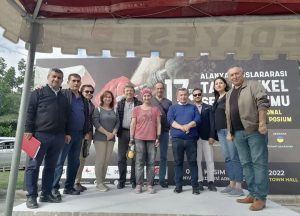 CHP’DEN TAŞ HEYKEL SEMPOZYUMU HEYKELTIRAŞLARINA ZİYARET