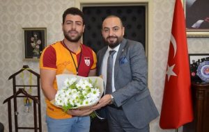 TIP ÖĞRENCİLERİ BAŞHEKİM DOÇ. DR. KARAHAN’IN ÖĞRETMENLER GÜNÜ’NÜ KUTLADI