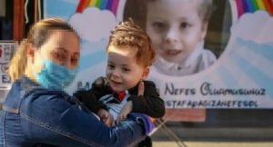 VİCDANSIZ ANNE CANLI YAYINDA GÖZALTINA ALINDI