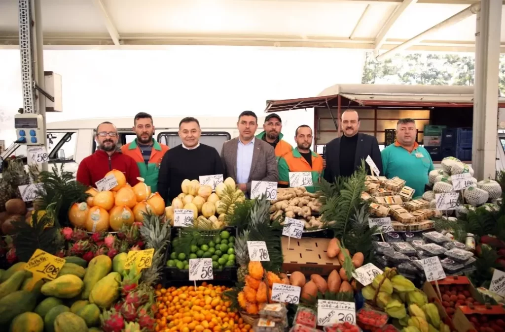 PAZAR ESNAFI VE VATANDAŞLARDAN BAŞKAN YÜCEL’E SEVGİ SELİ