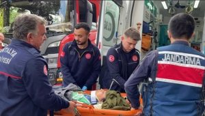 UÇURUMA YUVARLANAN ARAÇTAN ANNE KIZ YARALI KURTULDU