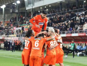 ALANYASPOR GÜLE OYNAYA GALİP