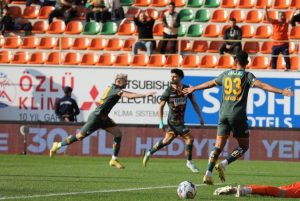 ALANYASPOR PES ETMEDİ 1 PUANI KURTARDI