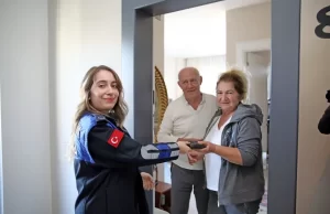 ZABITA EKİPLERİ BULDUKLARI CÜZDANLARI SAHİPLERİNE TESLİM ETTİ