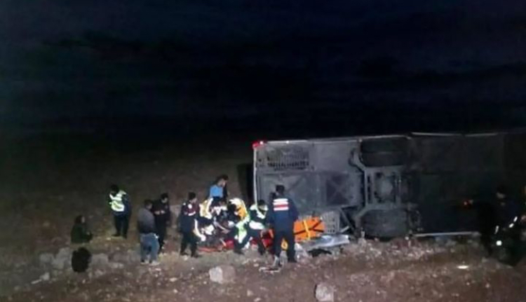 AFYONKARAHİSAR’DA FECİ KAZA 6 ÖLÜ 36 YARALI