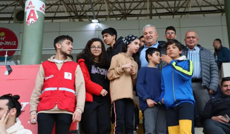 DEPREM MAĞDURU ÇOCUKLAR MEHMET ŞAHİN İLE DERTLERİNİ UNUTUYORLAR