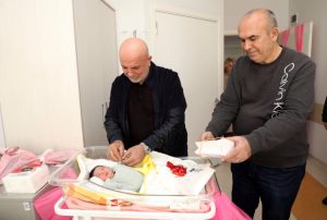 BAŞKAN ÇAVUŞOĞLU’NDAN MUCİZE BEBEĞE ZİYARET