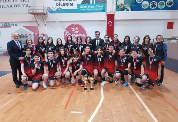HÜSEYİN GİRENES VOLEYBOL’DA ALANYA ŞAMPİYONU