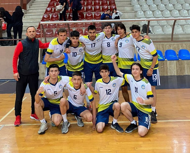 GÖKMEN HOCA VE TAKIMI SET VERMEDEN ÇEYREK FİNALDE