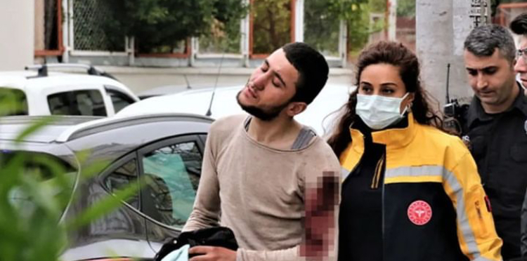 PARKTA BIÇAKLANAN GENÇ ANNESİNE KOŞTU