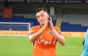 MESUT ÖZİL FUTBOLU BIRAKTI