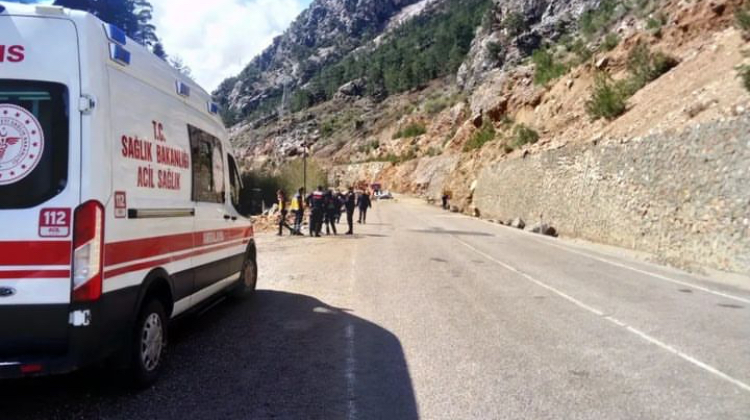 ÜZERİNE KAYA DÜŞEN OTOMOBİLDE 4 ÖĞRETMEN HAYATINI KAYBETTİ