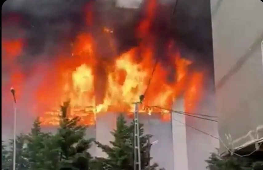 AKİT GAZETESİ CAYIR CAYIR YANIYOR