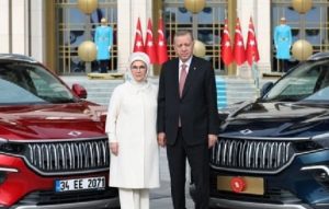 BAŞKAN ERDOĞAN YERLİ OTOMOBİLİNİ TESLİM ALDI