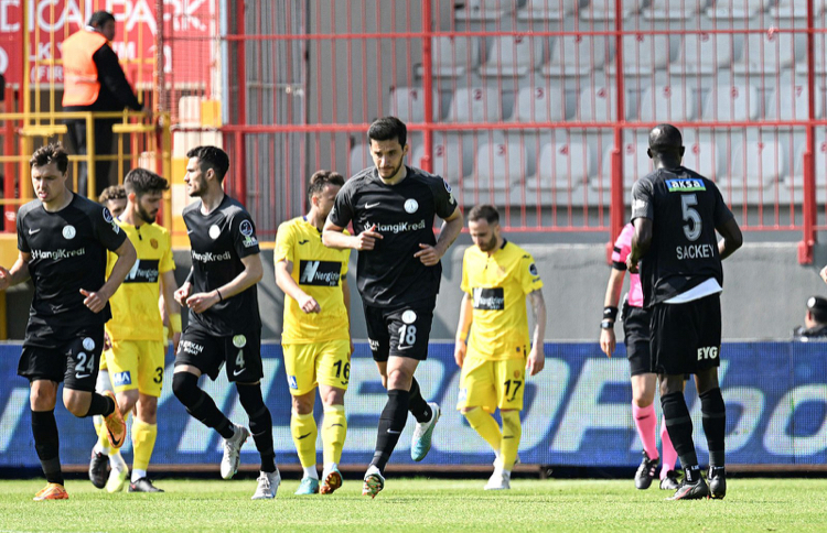 SÜPER LİG’E VEDA EDEN İLK TAKIM ÜMRANİYESPOR