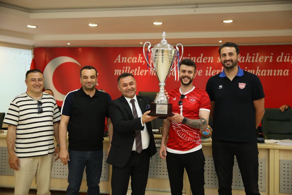 ŞAMPİYONLAR BELEDİYE MECLİSİNDE