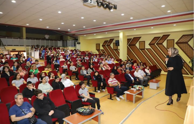 ALANYA BELEDİYE PSİKOLOĞU ESRA YEMEZ ÖĞRENCİ VE VELİLERE SINAV KAYGISI İLE BAŞ ETME YÖNTEMLERİNİ ANLATTI