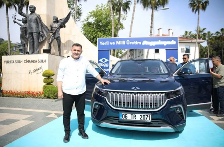 YERLİ VE MİLLİ OTOMOBİL TOGG’U İNCELEYEN BAŞKAN YÜCEL, “GURUR DUYDUM “