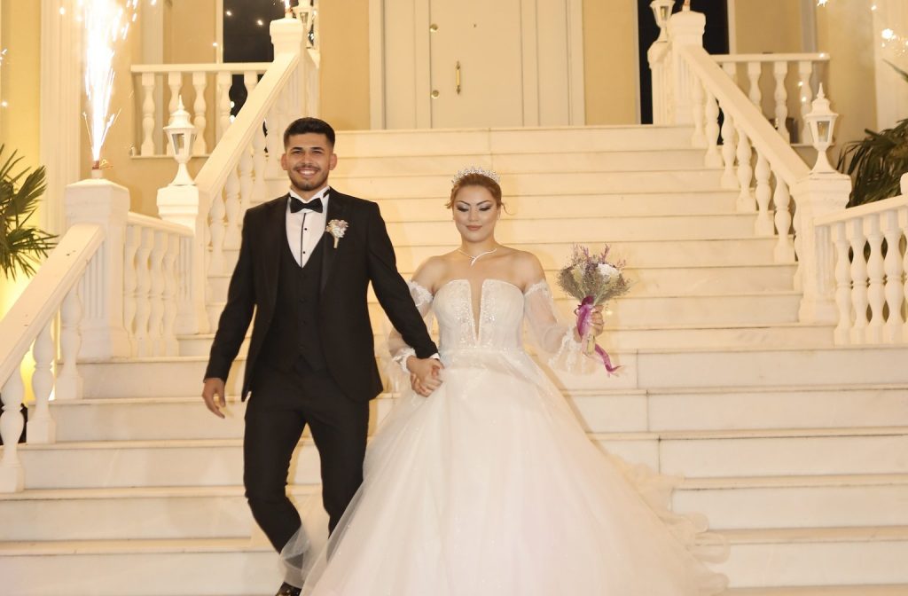 ALANYASPOR’UN GENÇ SAVUNMACISI EVLENDİ