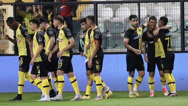 İSTANBULSPOR FARKLI KAZANARAK SÜPER LİGE TUTUNDU