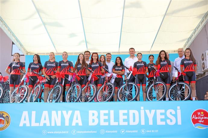 BAŞKAN YÜCEL’DEN ÖĞRENCİLERE KARNE HEDİYESİ