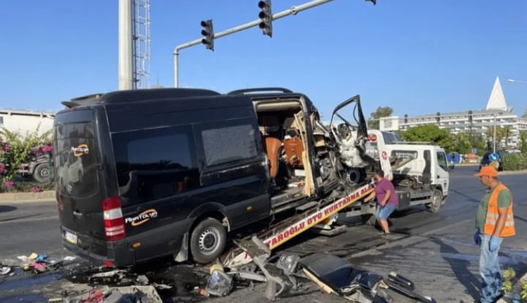 ALANYA’DA YİNE TUR MİNİBÜSÜ YİNE KAZA